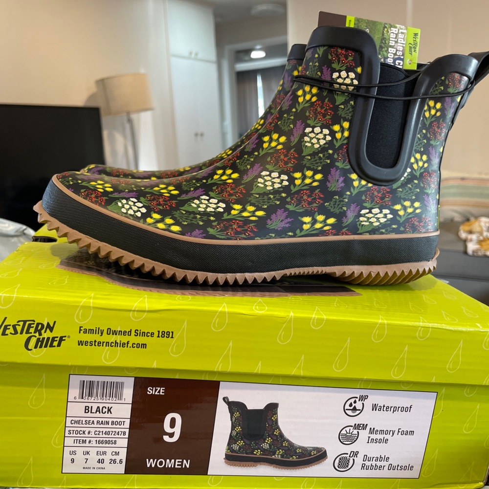 NIB Western Chief Ladies' Size 9, Chelsea Rain Boot, Black (flowers bouquets)